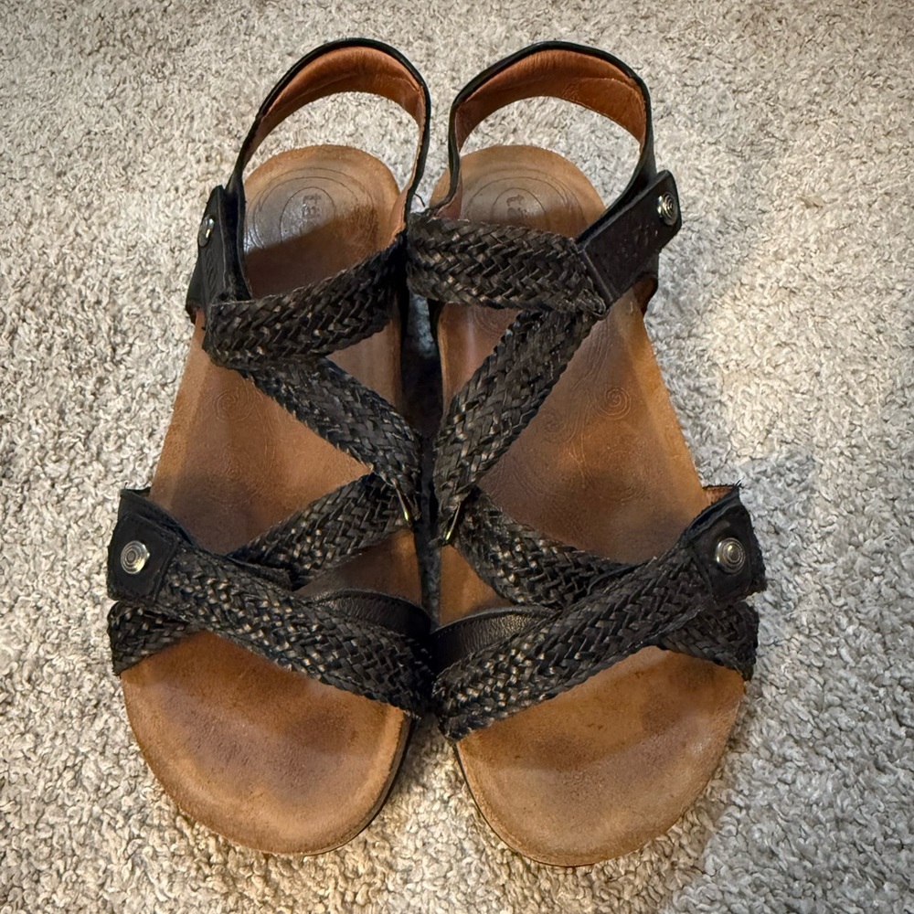 Black Taos Trulie Sandal, Size 7- 7.5